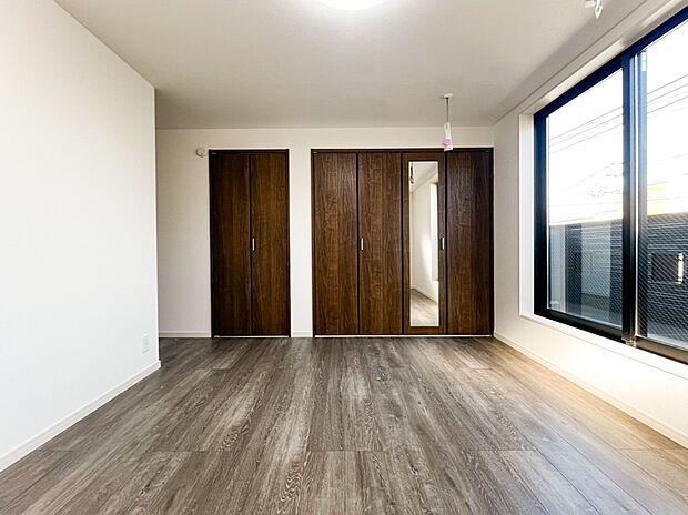 全居室にはクローゼットを完備!普段使いのお洋服や小物はもちろん、季節物のお洋服などもしっかりと整理整頓おしまい頂けます。居室空間をより広く隅々までお使いいただけますね。