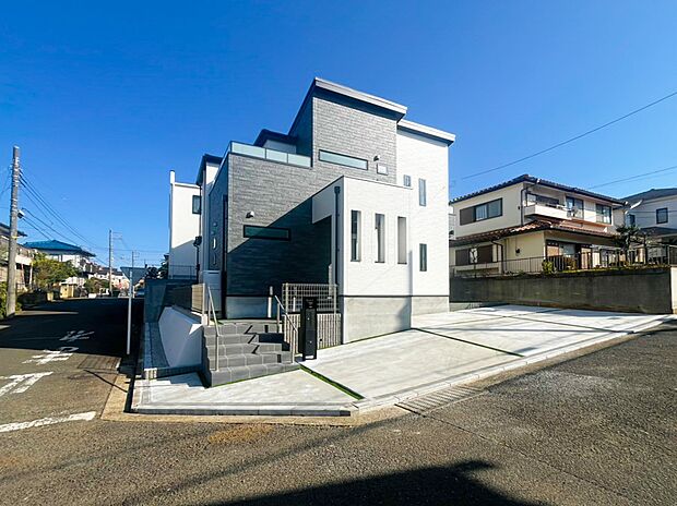 使いやすさもデザインも重視した理想の暮らしをかなえるお家。美しい外観やくつろぎの室内空間にふさわしい「素材」「形」「色彩」を考え、上質感に満ちたお家です。