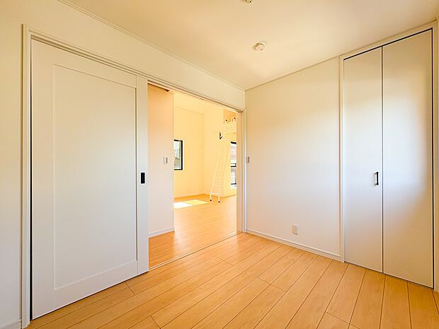 【リビング以外の居室】明るい光が差し込む洋室