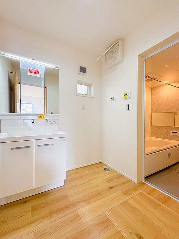 【洗面台・洗面所】ご家族の1日が始まり、1日の終わりを締めくくる洗面空間。快適に過ごせることはもちろん、気品や優雅さを兼ね備えたパウダールームです。