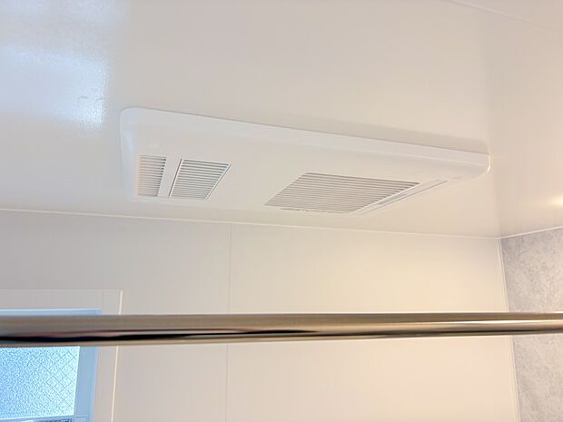 【その他設備】~浴室暖房乾燥機~ 浴室をカラッと乾燥。衣類乾燥室としても活用できます。また、冬の時期はパワフルな力で浴室をすばやく暖めヒートショックを防ぎます。