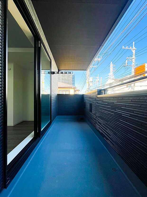 【バルコニー】プライベート性が確保されたバルコニー。ワイドな空間にたっぷりの陽光が降り注ぎます。