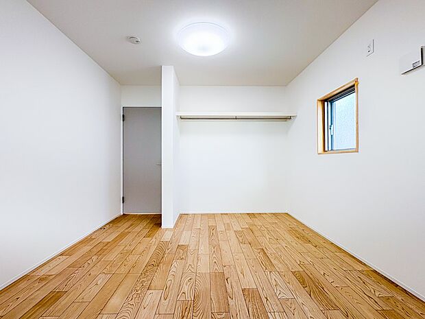 【リビング以外の居室】収納もしっかりした洋室は生活にゆとりを与えます。