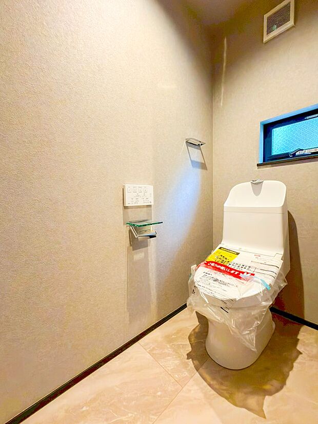 【トイレ】スタイリッシュなトイレ。デザイン性だけではなく機能性にも優れています。