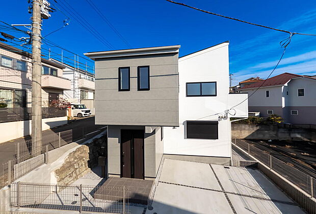 「街並みに溶け込むシンプルなデザイン」
飽きのこないシンプルなデザイン。
一生のマイホームだからずっとここで暮らしたい。
家族の人生とともにあるマイホーム。
