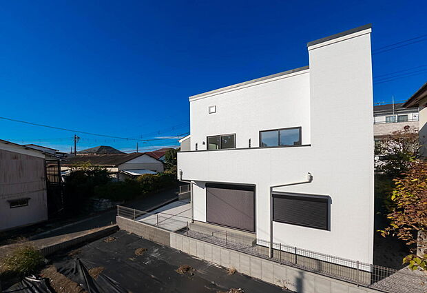 「街並みに溶け込むシンプルなデザイン」
飽きのこないシンプルなデザイン。
一生のマイホームだからずっとここで暮らしたい。
家族の人生とともにあるマイホーム。
