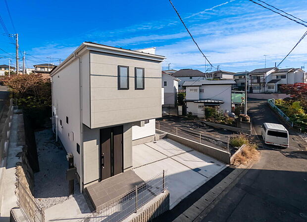 「群を抜いた満足感」
どの角度が眺めても、所有感が満たされる理想的で素敵な住まい
一生ものだから、「パッと見」こそが全て「第一印象で決まる」素敵なマイホーム。カースペース２台以上駐車可能