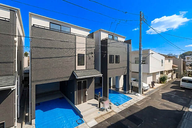 「街並みに溶け込むシンプルなデザイン」
飽きのこないシンプルなデザイン。
一生のマイホームだからずっとここで暮らしたい。
家族の人生とともにあるマイホーム。

