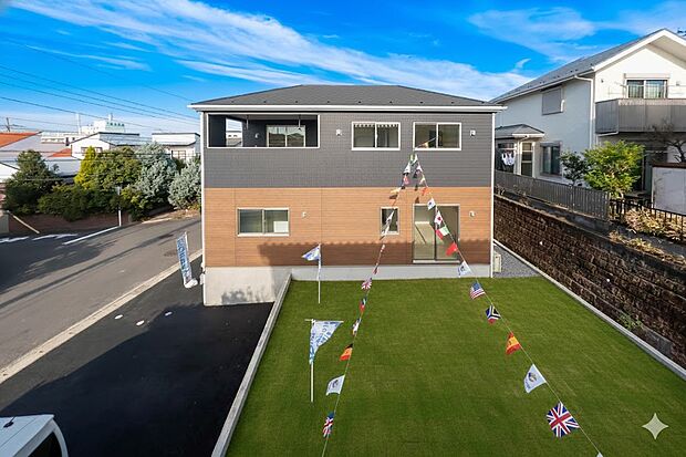 「週末の楽しみが増える」
BBQ、ガーデニング、お子様の自然とのふれあいなど、お庭があるから楽しみも倍増するマイホーム。
(注)人工芝はCGで、イメージ画像です。