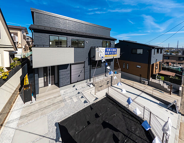 「開放感+日当たりの良さ」
家に入らなくても分かる日当たりの良さ。開放感の良さ。
碧空も清々しく心地の良い住まい。
住みたくなる家。暮らしたい町。