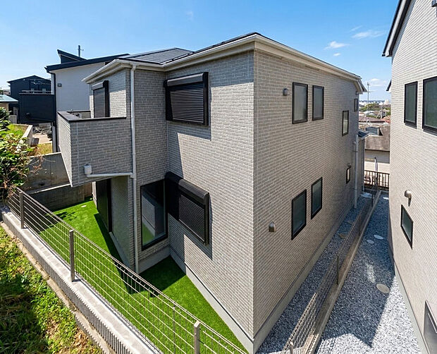 「ガーデン」
南向きで丁度良い広さ。広すぎず、丁度良いサイズ。
家庭菜園やちょっとした息抜き空間に。
(植栽や芝生はCGによるイメージ画像のため実際にはございません)