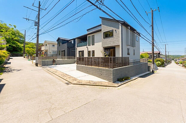 南側と東側の2面が道路に面した開放的な角地のため、遮るものがなく日当たり・通風ともに抜群です。明るく開放感のある立地は、一戸建てならではのステータス感と心地よさを演出します。