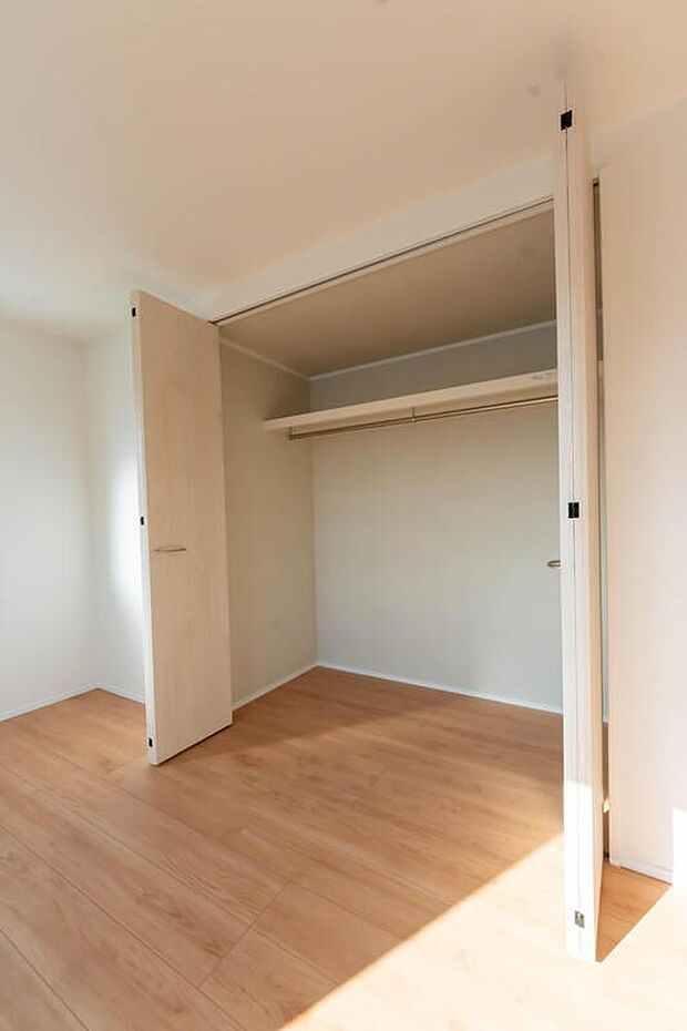 【収納】☆☆　天井まで伸びる収納　☆☆
◎嬉しい収納力の高い大型クローゼット付き
◎天井付近までしっかりと収納ができる使い勝手の良いクローゼット

