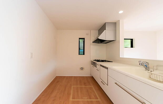 【キッチン】「広々ワイドサイズなシステムキッチン」
せっかくのお料理空間。毎日の事だから広々システムキッチン。

