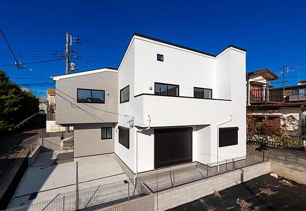 【外観】「群を抜いた満足感」
どの角度が眺めても、所有感が満たされる理想的で素敵な住まい
一生ものだから、「パッと見」こそが全て「第一印象で決まる」素敵なマイホーム。カースペース２台以上駐車可能
