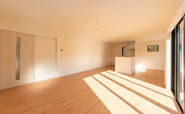 【リビング】「上質な空間を」
開放感と日当たりの良さに恵まれたリビング空間。
上質な光は身体だけでなく心も温めてくれる。
圧迫感のない空間を是非、ご堪能下さい。
