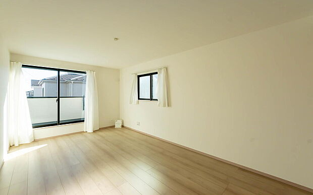 【洋室】☆☆ 陽の恵み ☆☆
◎爽やかな陽ざしを感じられる日当たりの良い寝室
◎寝起き爽やか、元気な一日に大切な陽の恵み