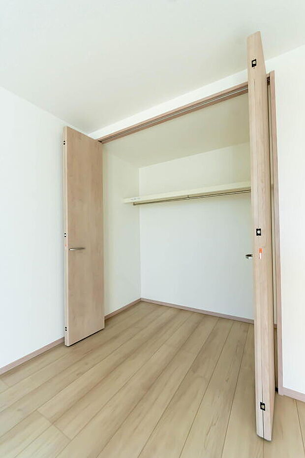 【収納】☆☆ 天井まで伸びる収納 ☆☆
◎嬉しい収納力の高い大型クローゼット付き
◎天井付近までしっかりと収納ができる使い勝手の良いクローゼット