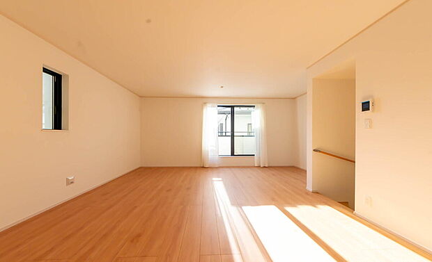 【リビング】「上質な空間を」
開放感と日当たりの良さに恵まれたリビング空間。
上質な光は身体だけでなく心も温めてくれる。
圧迫感のない空間を是非、ご堪能下さい。

