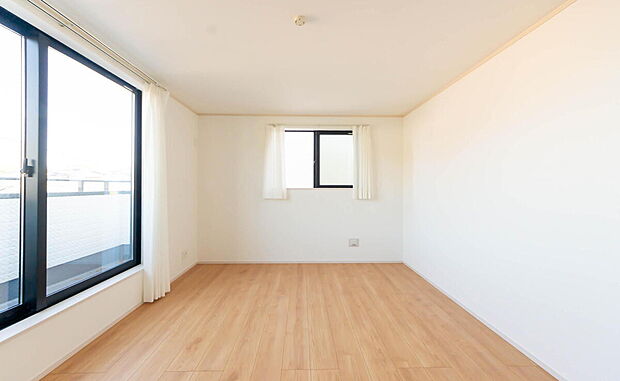 【洋室】☆☆角住居の陽当たり・開放感☆☆
お子様の成長にも欠かせない陽ざし。朝の目覚めも太陽の力で元気にスッキリと。
風通しや開放感も良いお部屋だからストレスフリーな空間に。
