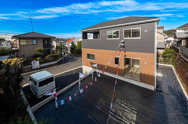 【外観】開放感+日当たりの良さ
家に入らなくても分かる日当たりの良さ。開放感の良さ。
碧空も清々しく心地の良い住まい。
住みたくなる家。暮らしたい町。