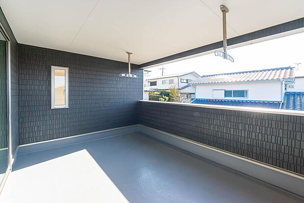 【バルコニー】インナーバルコニー
干すだけではもったいない。楽しめる素敵な広々としたインナーバルコニー付き。
風を感じて、ちょっとしたビアガーデンとして楽しめるインナーバルコニー。