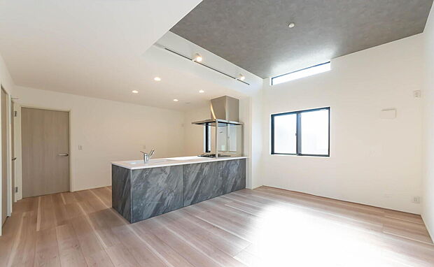 【リビング】「家族が大好きなリビング」
みんなが集まる広いリビング。みんなが大好きなリビングで家族団らん。
みんなが集まるからこそ、一層の開放感を手にする素敵な住まい。