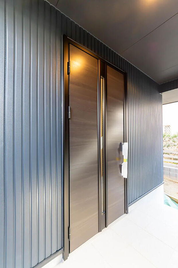 【玄関】「おかえり」と「いってらっしゃい」を優しく包み込む、明るく広々とした玄関。家族の毎日が、ここから気持ちよく始まります。