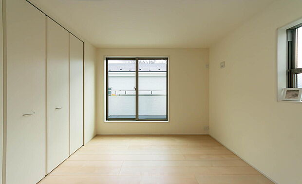 【洋室】☆☆ 陽の恵み ☆☆
◎爽やかな陽ざしを感じられる日当たりの良い寝室
◎寝起き爽やか、元気な一日に大切な陽の恵み