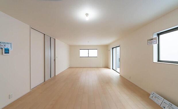 【リビング】「家族が大好きなリビング」
みんなが集まる広いリビング。みんなが大好きなリビングで家族団らん。
みんなが集まるからこそ、一層の開放感を手にする素敵な住まい。