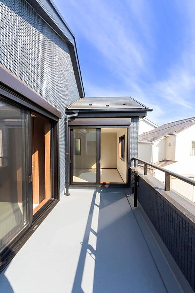 【バルコニー】「清々しいバルコニー」
広々としたバルコニーは陽当たりはもちろん、解放感や眺望も楽しめます。
碧空を満喫し心が透きとおる。癒される心地よい空間。