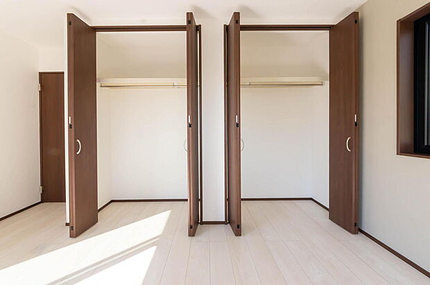 【収納】天井まで伸びる収納
嬉しい収納力の高いクローゼット付き。
天井付近までしっかりと収納ができる使い勝手の良いクローゼット。