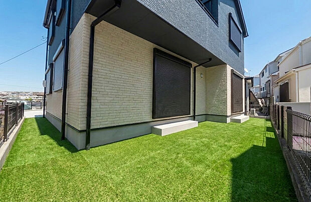 【お庭】「憧れのガーデンライフ」
美しい碧空とガーデンライフが可能な日々の暮らしを豊かに彩ります。
(注)人工芝はCGで、イメージ画像です。実際には付いておりません。