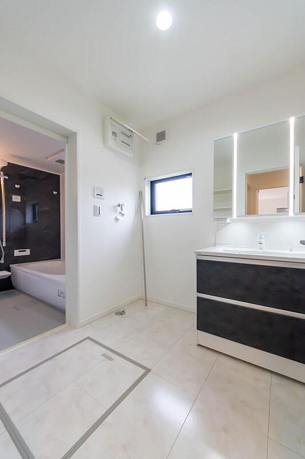 【洗面】一日の疲れを解き放つ、温もり溢れる癒しの空間。広々とした浴槽と明るい窓が開放感を演出し、親子でゆったりリラックスした時間を過ごせます。