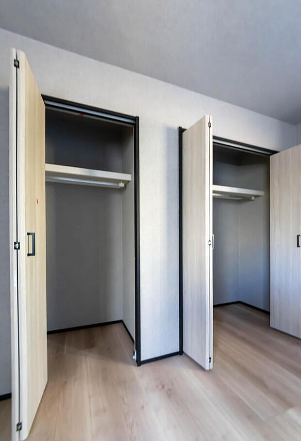 【収納】☆☆ 天井まで伸びる収納 ☆☆
◎嬉しい収納力の高い大型クローゼット付き
◎天井付近までしっかりと収納ができる使い勝手の良いクローゼット