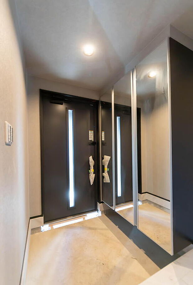 【玄関】☆☆「お帰りなさい」が日常へ☆☆
家に帰るとまず目につくのがマイホーム・玄関です。
玄関を開けると家族の笑顔が・・・お帰りなさいが日常に。