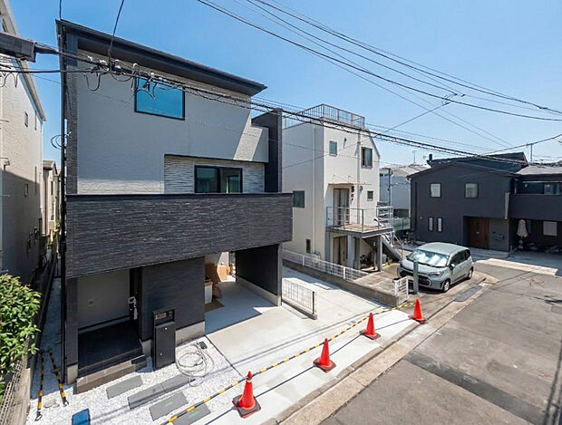 【外観】「群を抜いた満足感」
どの角度が眺めても、所有感が満たされる理想的で素敵な住まい
一生ものだから、「パッと見」こそが全て「第一印象で決まる」素敵なマイホーム。