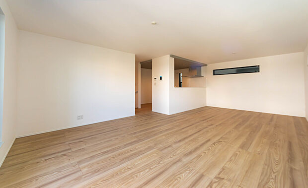 【リビング】「家族が大好きなリビング」
みんなが集まる広いリビング。みんなが大好きなリビングで家族団らん。
みんなが集まるからこそ、一層の開放感を手にする素敵な住まい。