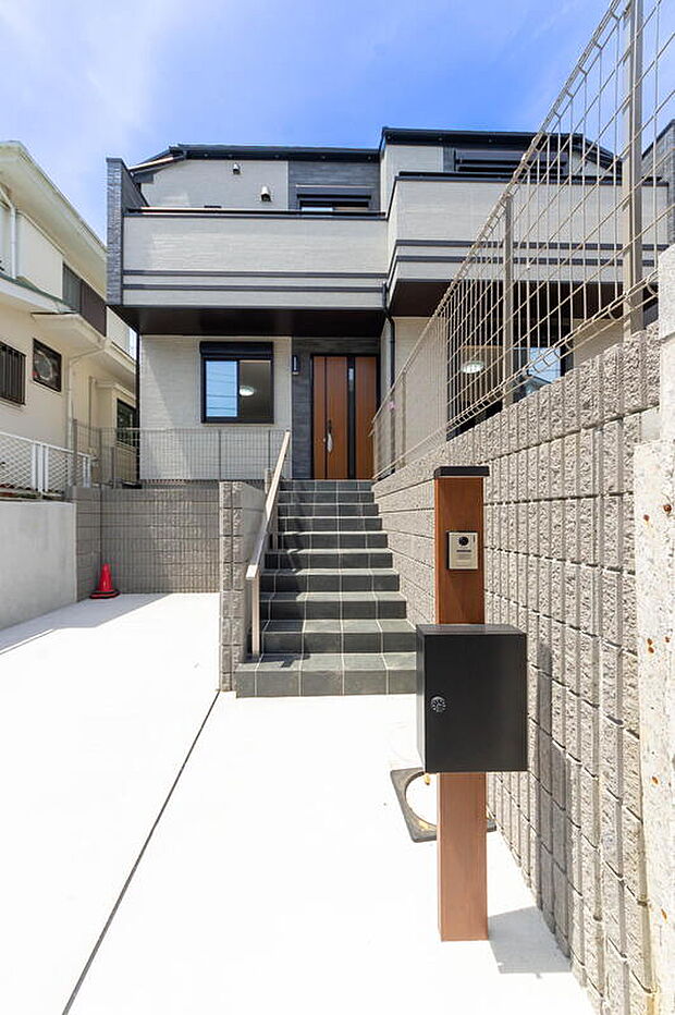 【外観】どの角度で眺めても、所有感が満たされる理想的で素敵な住まい。
「良い家だね」と言われるときっと嬉しくなるはずです。