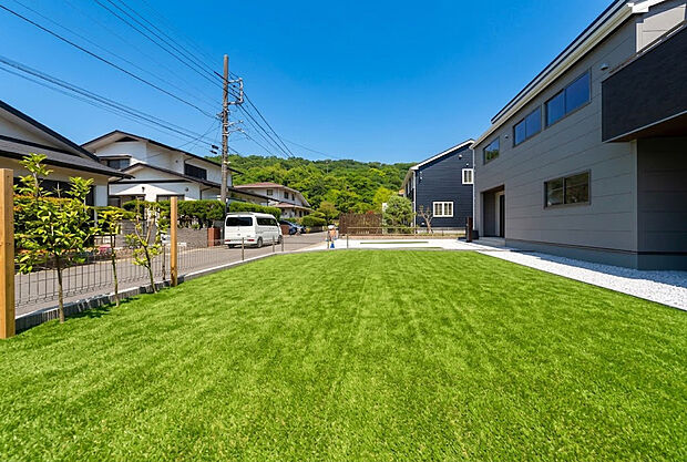 【お庭】広々とした美しい芝生の庭が魅力!子ども達の遊び場やBBQ、家庭菜園など、家族の夢が広がる開放的なプライベート空間をぜひ現地でご体感ください。(注)人工芝はCGで、イメージ画像です。実際にはありません