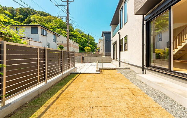 【お庭】南側が開けた配棟計画により、お庭全体に心地よい陽光がたっぷりと降り注ぎます。ガーデニングや植物の育成にはもちろん、小さなお子様やペットの遊び場としても明るく健康的なスペースです。