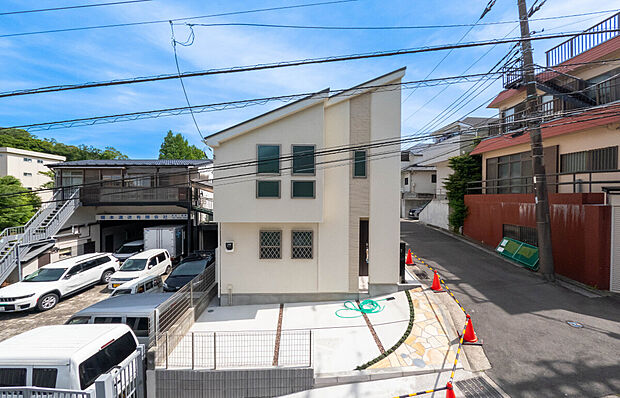 【外観】北側約9.5m、西側約4.6mの公道に面した開放的な角地物件です。2面が開けているため隣地との距離が保たれ、圧迫感がなく、室内に心地よい光と風をふんだんに採り入れることができます。
