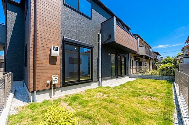 【お庭】「週末の楽しみが増える」
BBQ、ガーデニング、お子様の自然とのふれあいなど、お庭があるから楽しみも倍増するマイホーム。

