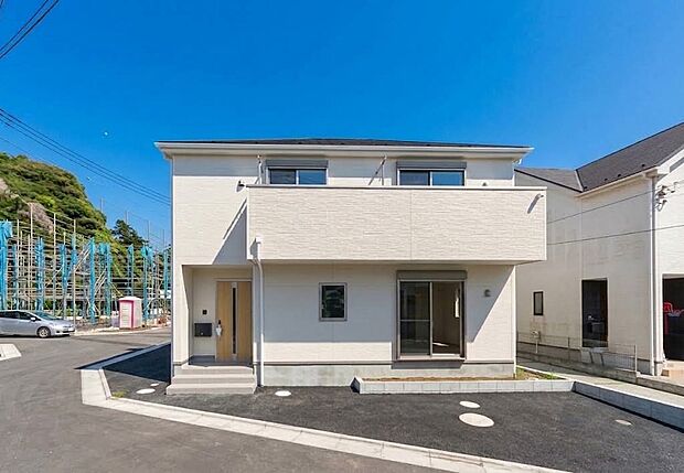 【外観】「街並みに溶け込むシンプルなデザイン」
飽きのこないシンプルなデザイン。
一生のマイホームだからずっとここで暮らしたい。
家族の人生とともにあるマイホーム。