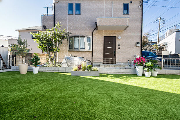 【庭】「あると嬉しく広がるお庭」
子供たちの成長を見守る大切な場所。駆け回る足音と笑い声が、家族の絆をより一層深めてくれます。(画像の人工芝、植栽などはイメージ画像で実際に置かれていません)