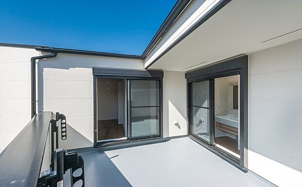 【バルコニー】「広い使いやすいバルコニー」
陽ざしがたっぷり降り注ぐ、広々としたバルコニー付き住まい。
森林浴が楽しめる広々快適空間。