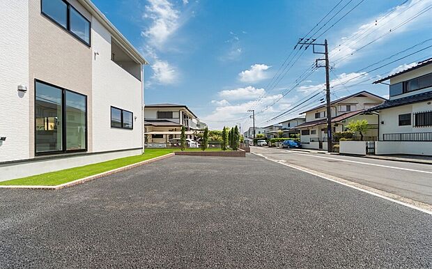 【駐車場】「広々カースペース横並び４台」
車高を気にしなくて良い。広々駐車可能な車庫スペース。

