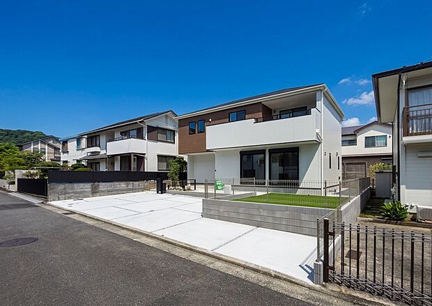 【外観】「マイホームの喜びを感じる陽当たりの良さ・開放感」
マイホームを持つ幸せを存分に感じる陽当たり、開放感。
憧れのマイホームに相応しい美しく映える外観です。