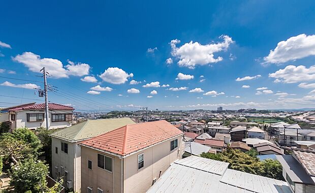 【眺め】「長閑な街並みを望む眺望」
住環境の良さ。静かな街並み。そんな景色を望む住まい。
