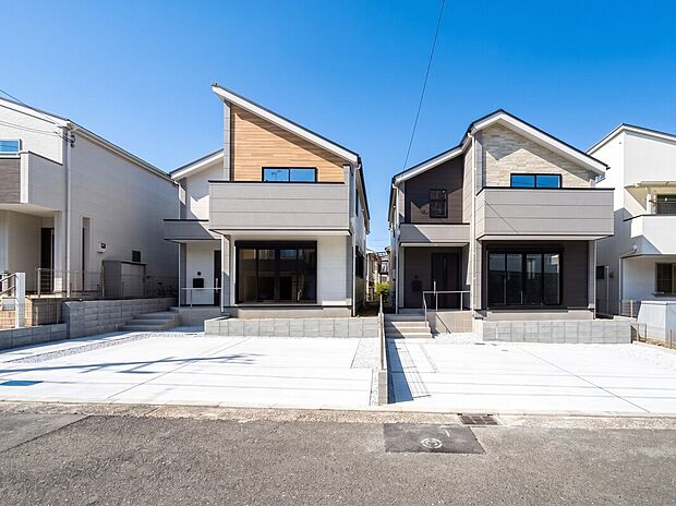 南側約6mの広い道路に面し、日当たり・開放感抜群の新築全2棟!全棟カースペース2台完備で、お出かけもスムーズです。モダンでスタイリッシュな外観も魅力的な、明るいお住まい。見学お待ちしております。
